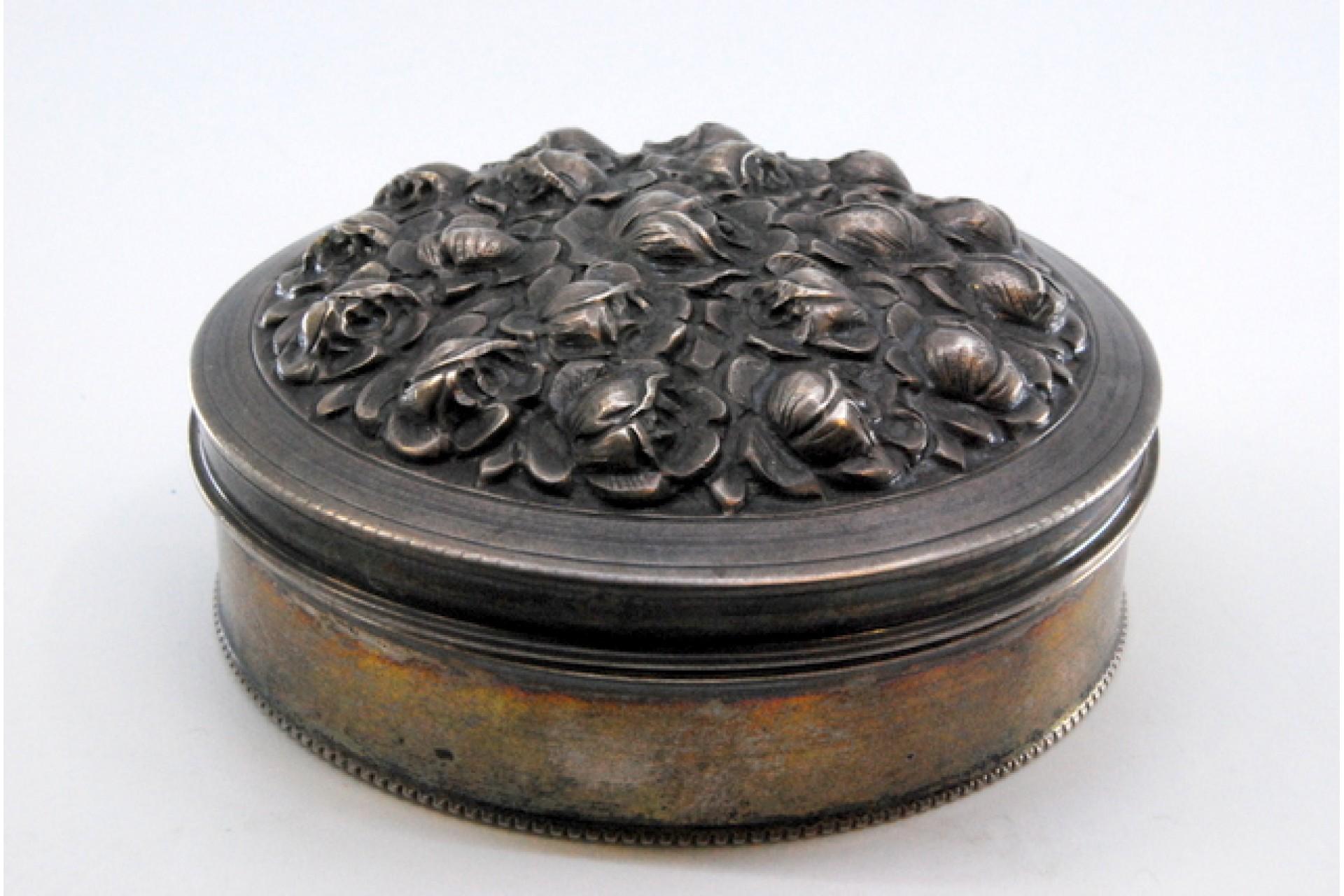 Silver box with embossed flowers on the lid and pearl trim For Sale 5