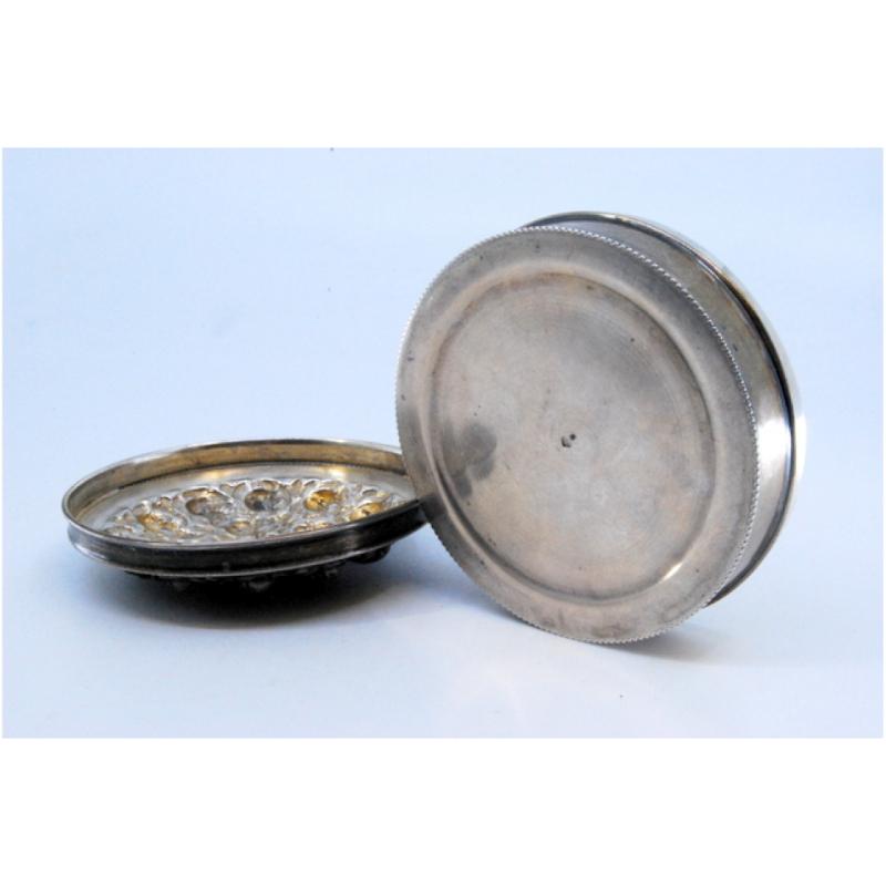 Silver box with embossed flowers on the lid and pearl trim In Good Condition For Sale In Porto, PT