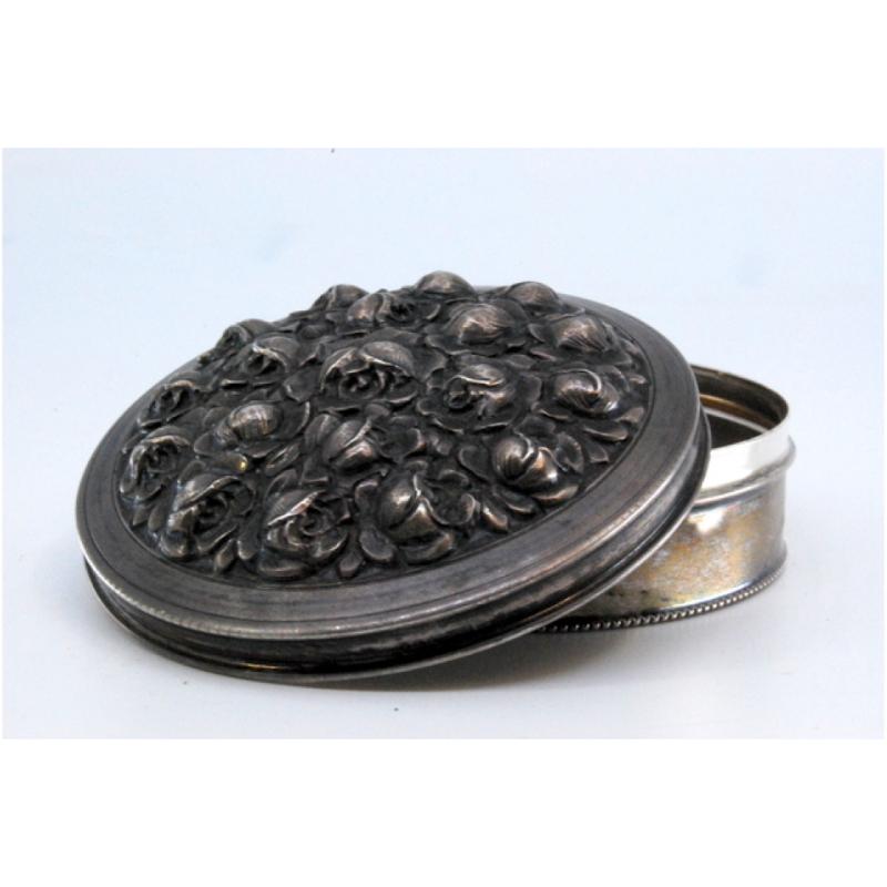 Silver box with embossed flowers on the lid and pearl trim For Sale 1