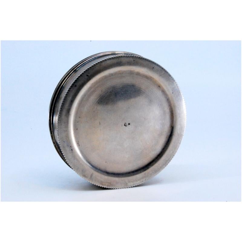 Silver box with embossed flowers on the lid and pearl trim For Sale 2