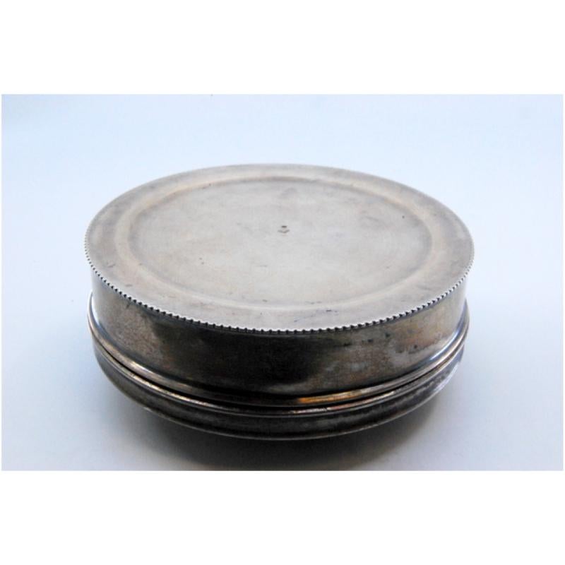 Silver box with embossed flowers on the lid and pearl trim For Sale 4