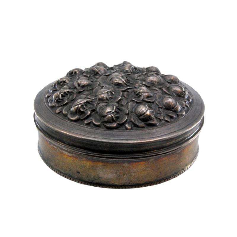 Silver box with embossed flowers on the lid and pearl trim For Sale