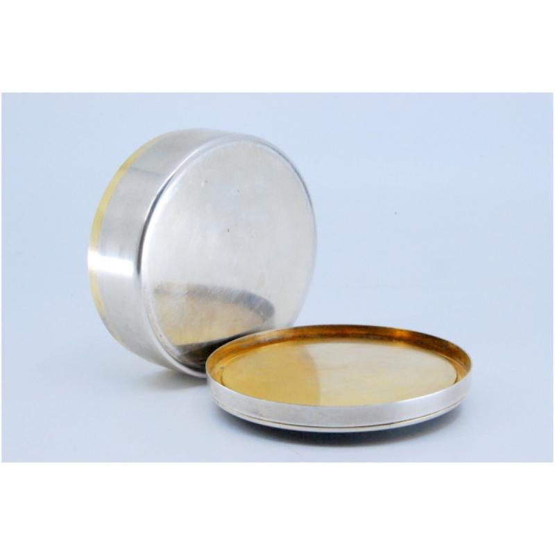 Description: Silver box with enameled image on the lid with deer in the ice. Metal: Silver. Origin: Portuguese. Brand: Eagle Head. Weight: 170.46 grams. Dimensions: 7.7x2.7cm. Content: 833/1000. Assay Mark: Yes, between 1938 and 1984. Additional