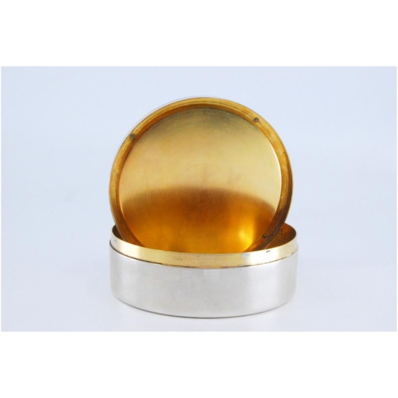 Silver box with enameled image on the lid of deer in the ice In Good Condition For Sale In Porto, PT