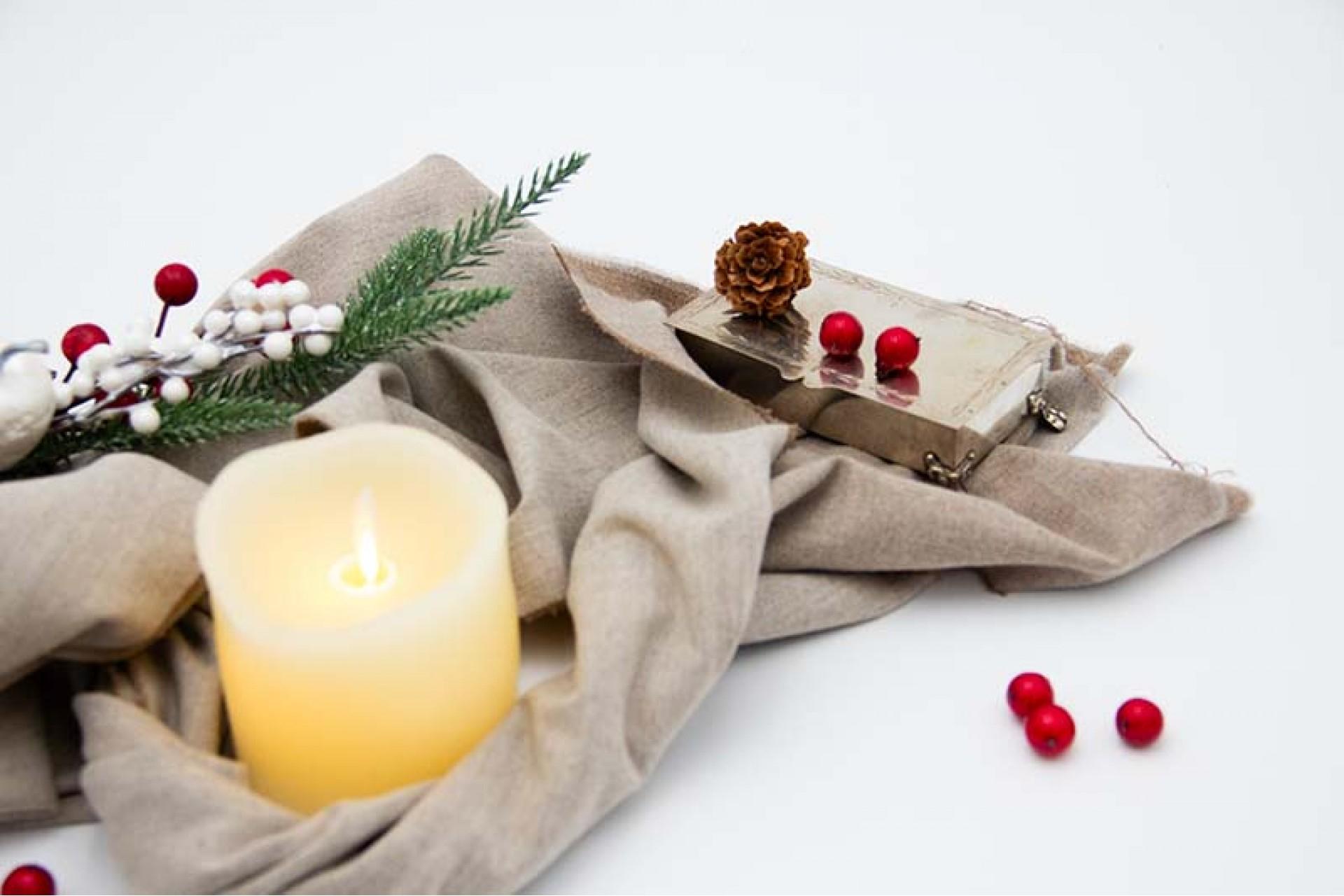 Description: Silver box with engraved friezes surrounding the hinged lid and resting on four raised feet with claws. Metal: Silver. Origin: Portuguese. Mark: standing eagle. Weight: 143.45 grams. Dimensions: 11.6cmx3.3cm. Content: 833/1000. Assay