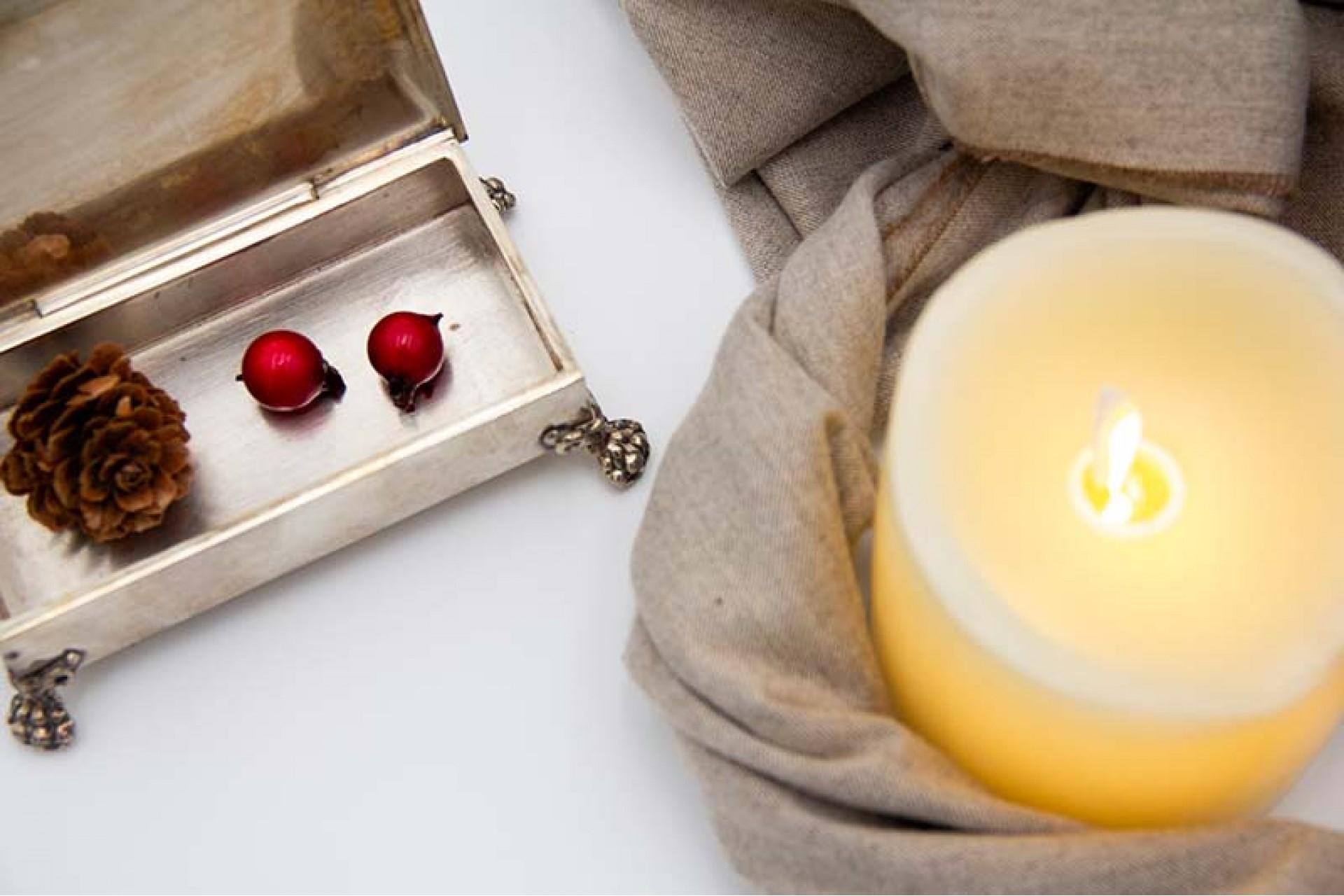 European Silver box with engraved borders, hinged lid and clawed feet For Sale