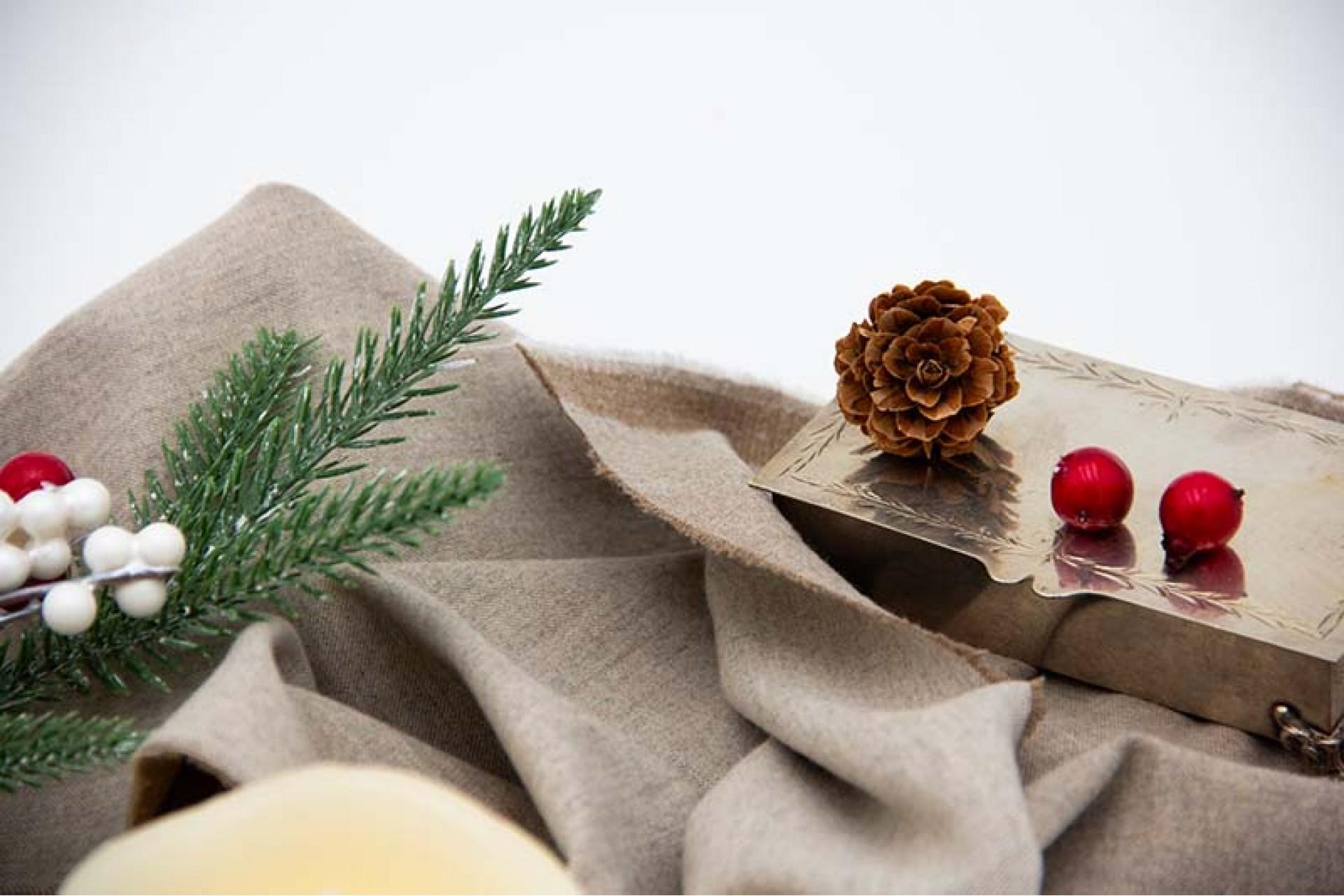 Silver box with engraved borders, hinged lid and clawed feet In Good Condition For Sale In Porto, PT