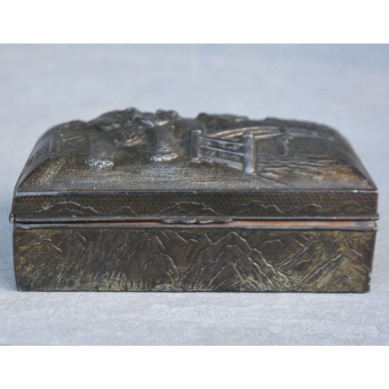 Scatola d'argento indiana della fine del XIX secolo con elefanti, alta 6 cm, lunga 16 cm e profonda 9 cm.

Informazioni aggiuntive:
Materiale: Argento.