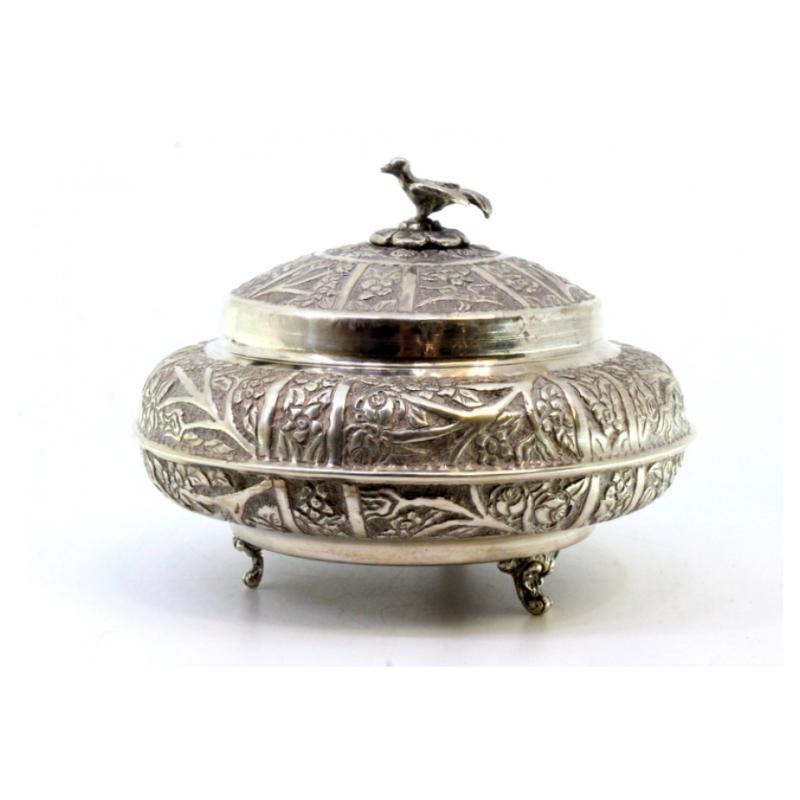 Europeo Silver box with plant motifs, dove finial, and three feet in vendita