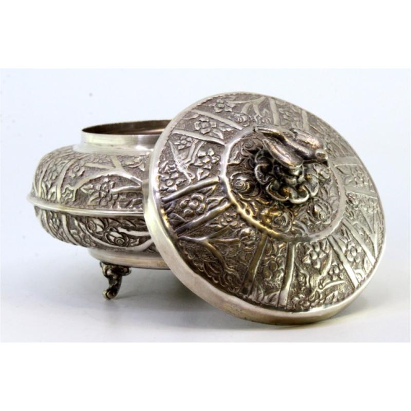 Silver box with plant motifs, dove finial, and three feet In condizioni buone in vendita a Porto, PT