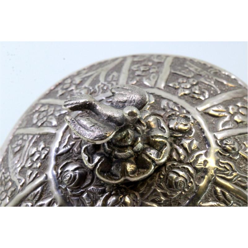 XX secolo Silver box with plant motifs, dove finial, and three feet in vendita