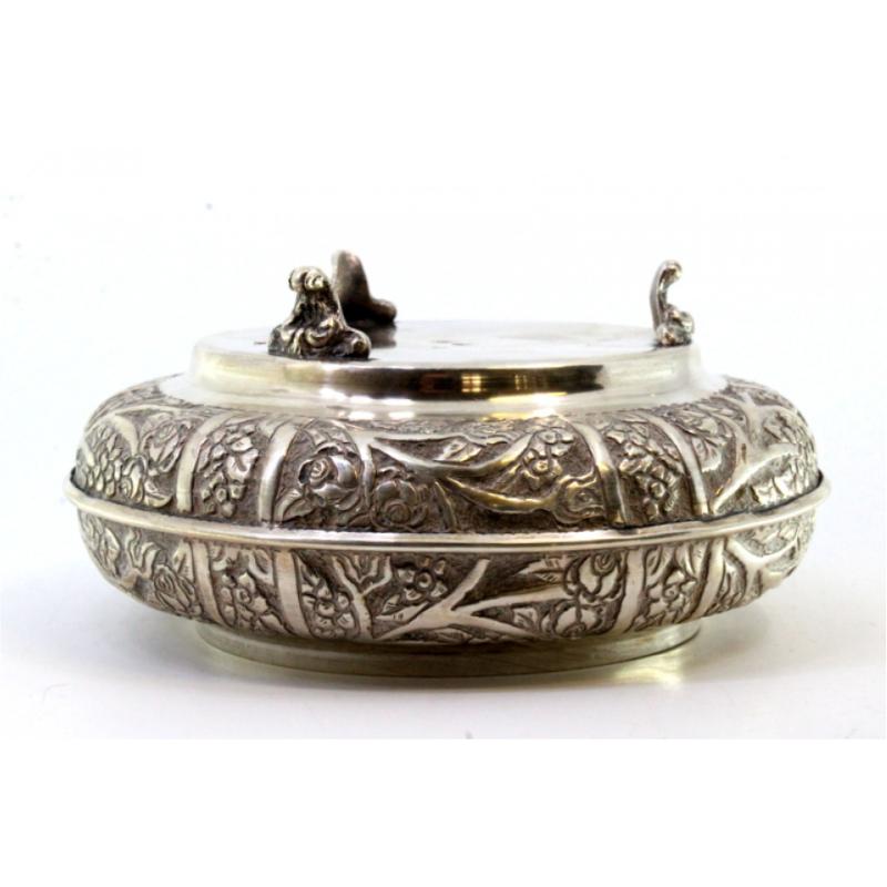 Argento Silver box with plant motifs, dove finial, and three feet in vendita