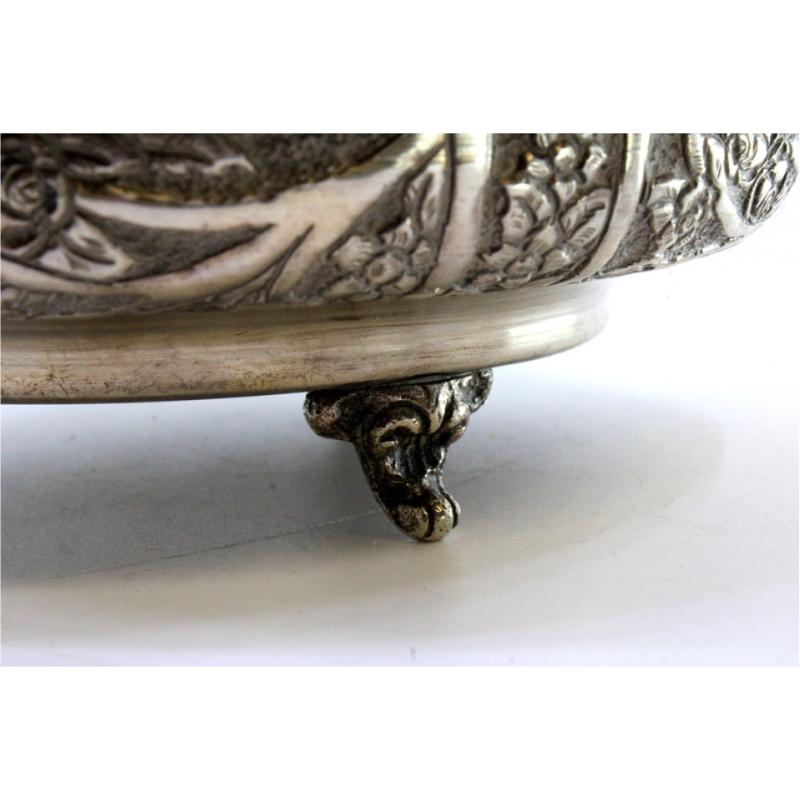 Silver box with plant motifs, dove finial, and three feet in vendita 1
