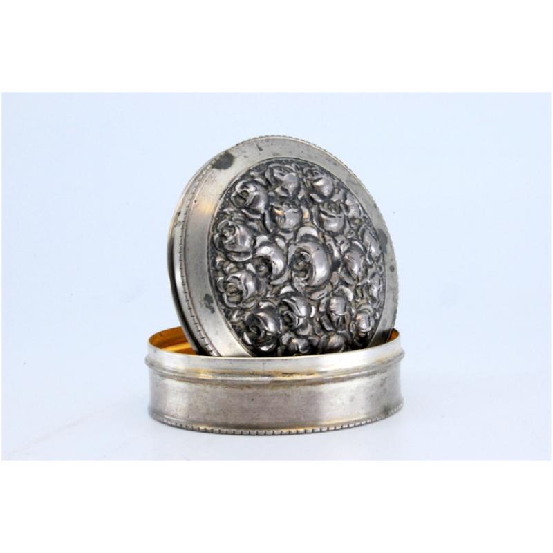 Description: Silver box with rose-shaped relief on the lid and rim. Metal: Silver. Origin: Portuguese. Brand: Cabeça de escravo. Weight: 40.92 grams. Dimensions: 40.92cm. Content: 835/1000. Assay Mark: Yes, entered 1938 and 1984. Additional