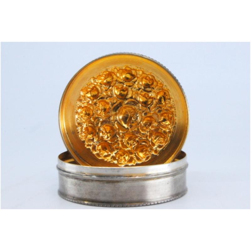 European Silver box with rose-shaped relief on the lid and rim For Sale