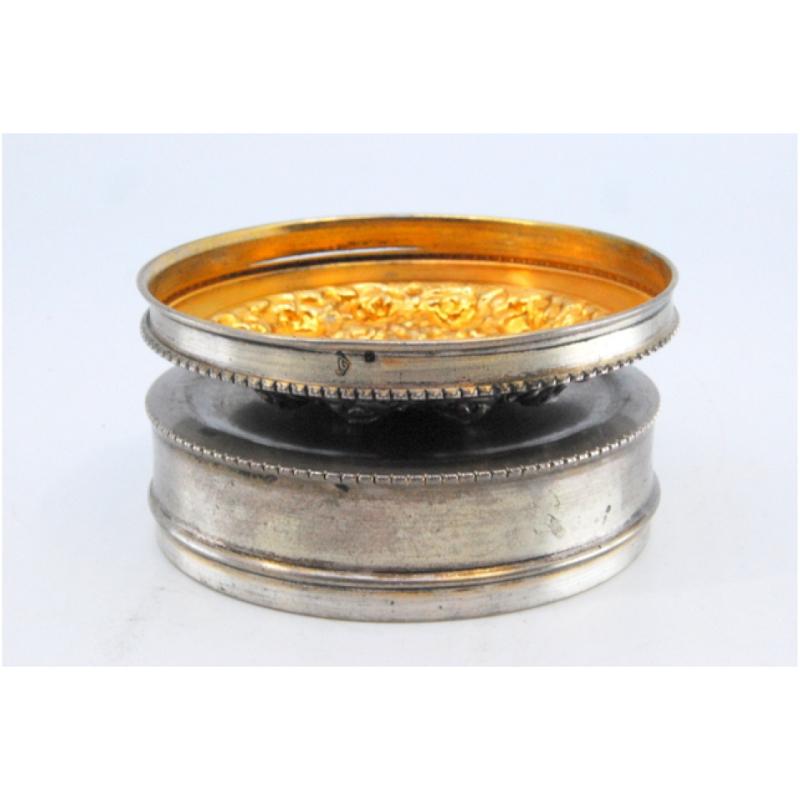 Silver box with rose-shaped relief on the lid and rim In Good Condition For Sale In Porto, PT