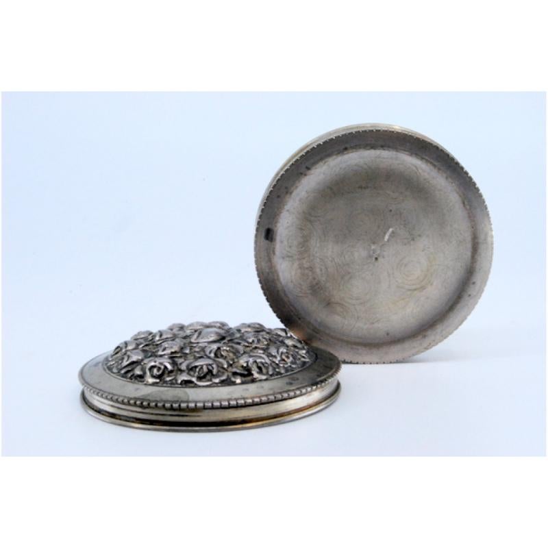 20th Century Silver box with rose-shaped relief on the lid and rim For Sale