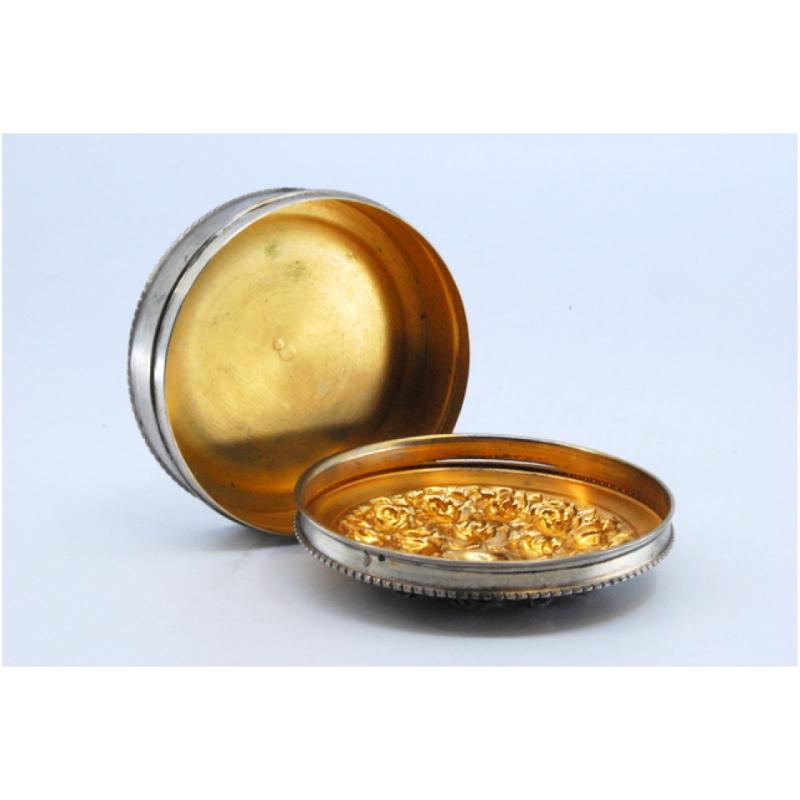 Silver box with rose-shaped relief on the lid and rim For Sale 1