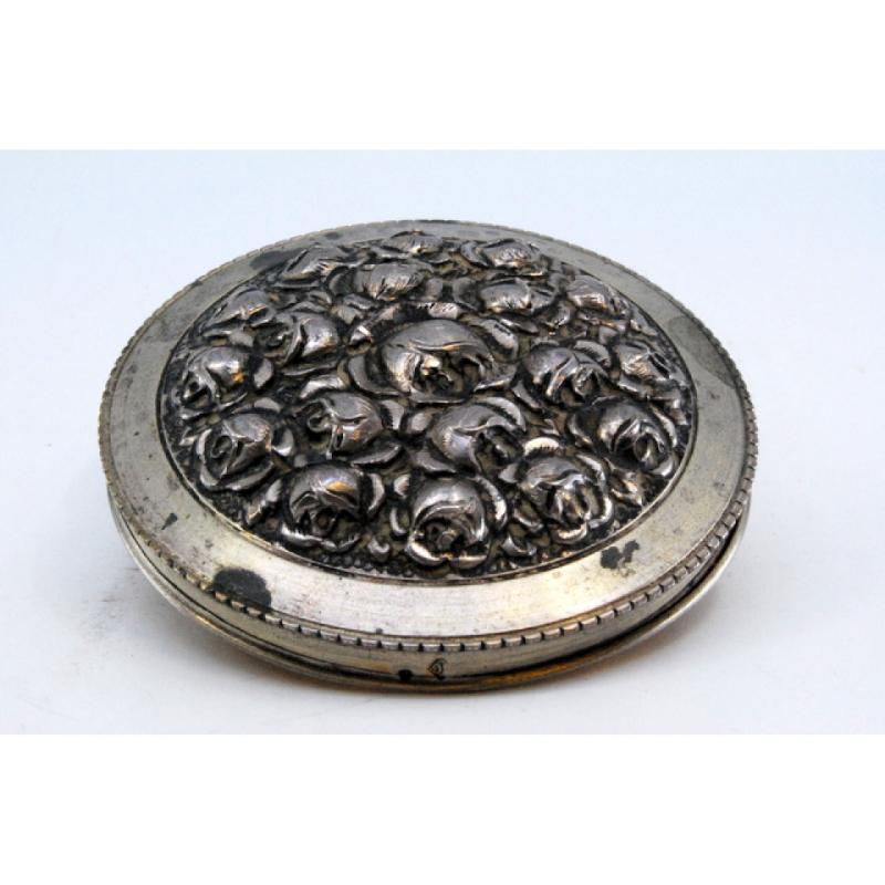 Silver box with rose-shaped relief on the lid and rim For Sale 2