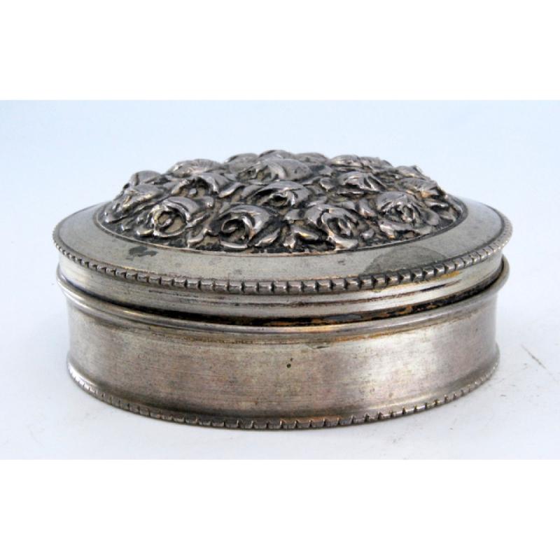 Silver box with rose-shaped relief on the lid and rim For Sale 3