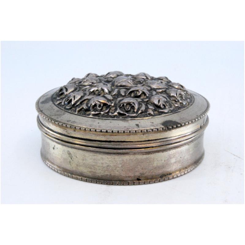 Silver box with rose-shaped relief on the lid and rim For Sale 4