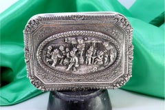 Silberne Dose mit dörflicher Reliefszene, Fries, Girlanden und goldener Innenausstattung