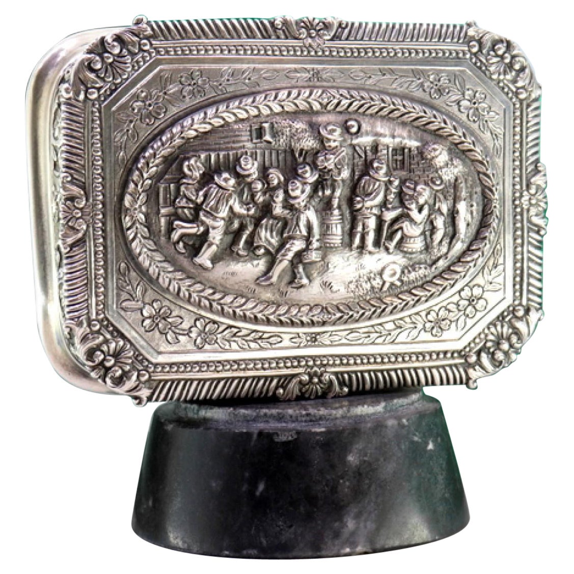 Boîte en argent avec scène de village en relief, frise, guirlandes et intérieur en or.