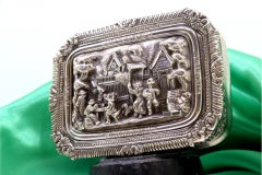 Boîte en argent avec scène de village en haut relief, frise et intérieur en or.