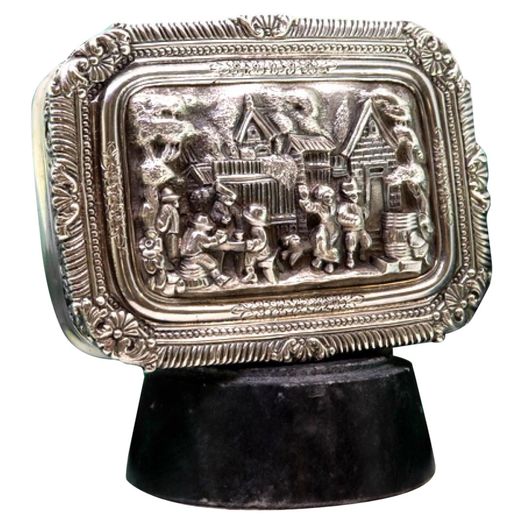 Boîte en argent avec scène de village en haut relief, frise et intérieur en or. en vente