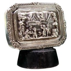 Scatola d'argento con scena di villaggio in alto rilievo, fregio e interno in oro Scatola d'argento con scena di villaggio in alto rilievo, fregio e interno in oro