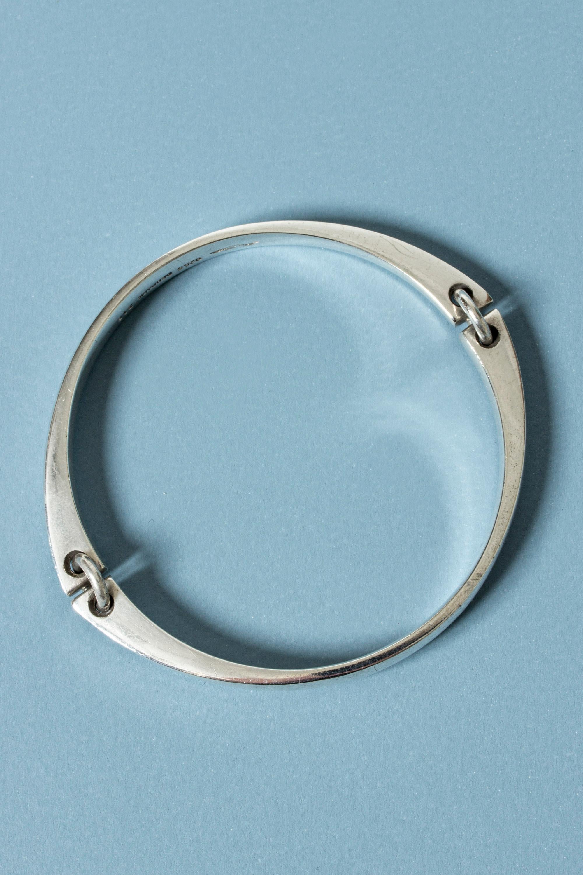 Elegant silver bracelet by Bent Gabrielsen Pedersen in a sophisticated, clean design where to segments are linked by two silver hoops. Sits nicely around the wrist, subtly expressive.