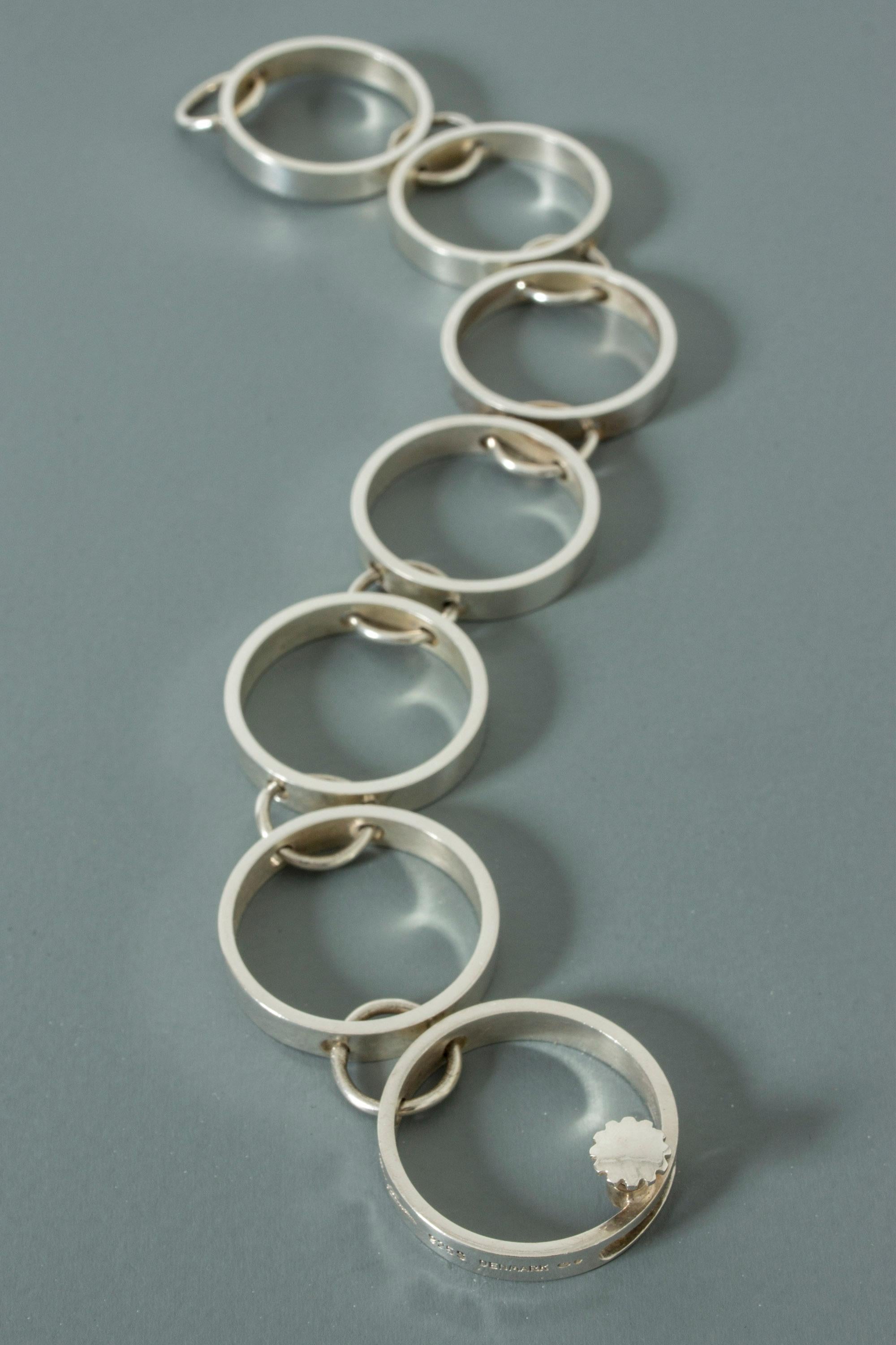 Expressive silver bracelet by Bent Gabrielsen Pedersen, made from large, linked hoops. Elegant, decorative screw lock. Very graphic design in thick silver quality.
