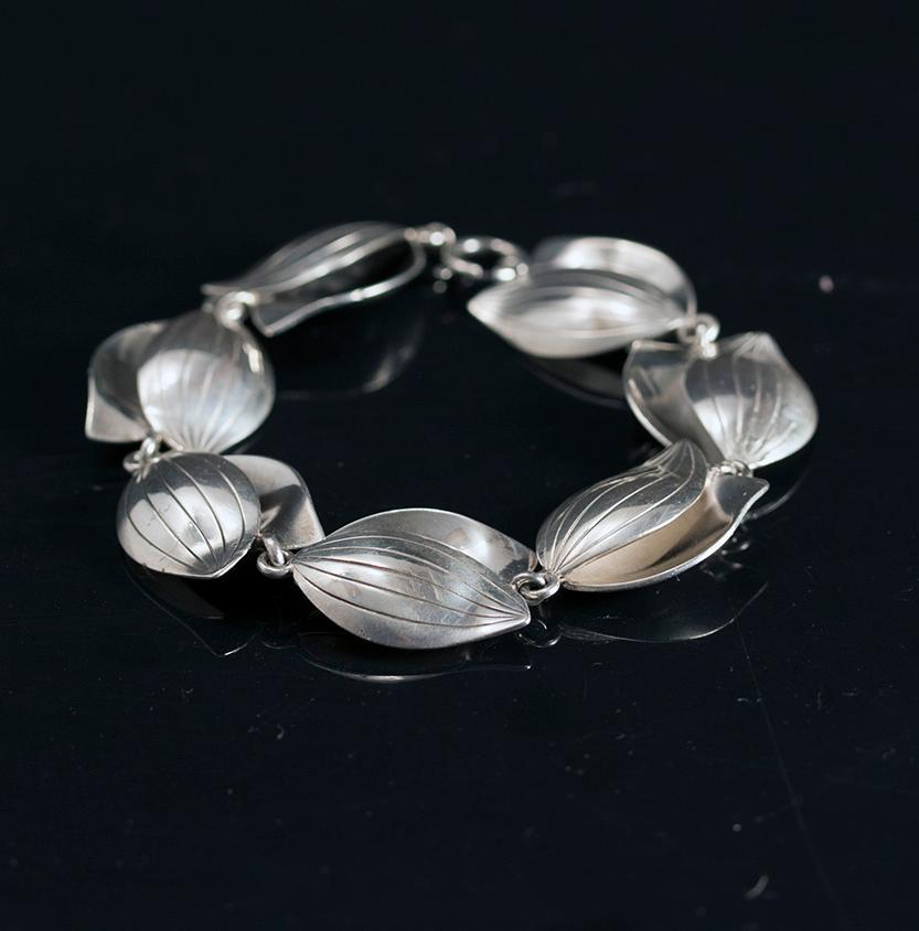 Stunning silver bracelet by Sigurd Persson, made for Stigbert in 1951. Thick silver quality in a pattern of stylised tulips with a functionalist vibe.