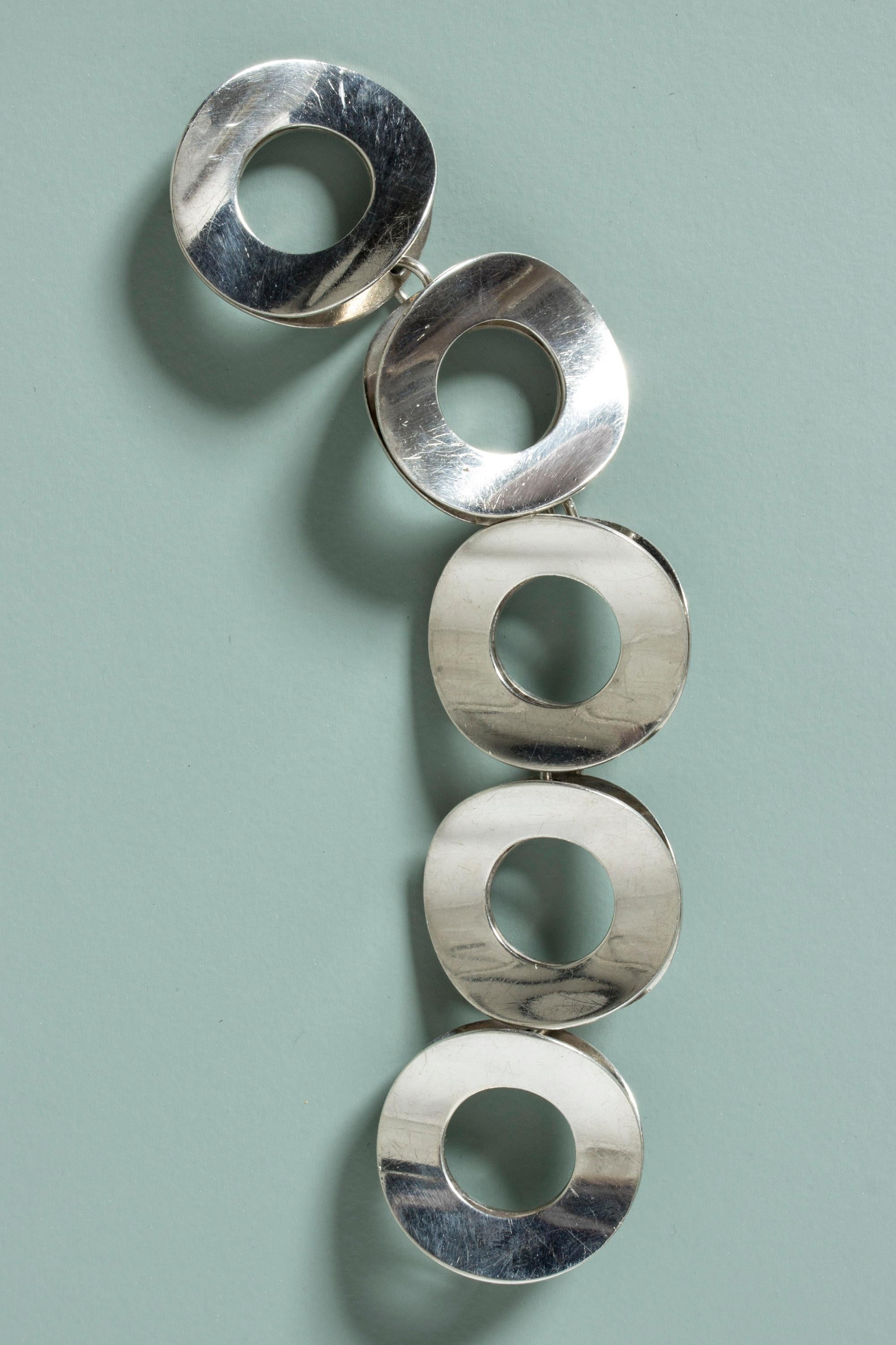 Amazing silver bracelet by Tone Vigeland, in an oversized graphic design of large silver discs. Very expressive, quite heavy yet comfortable around the wrist thanks to the concave form of the discs.