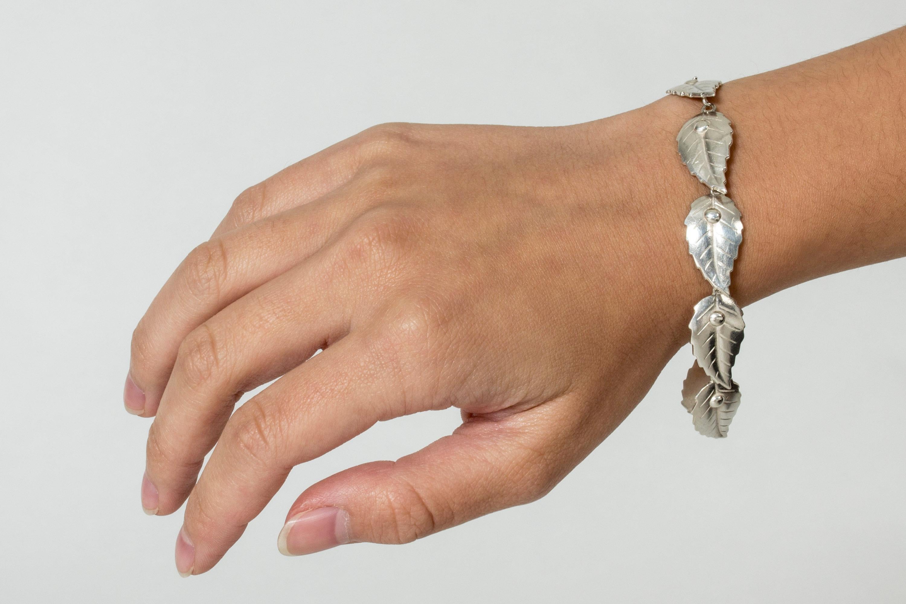 Silver bracelet from Atelier Borgila, in a beautiful design of stylized leaves. Very nice around the wrist, wearable on all occasions.
