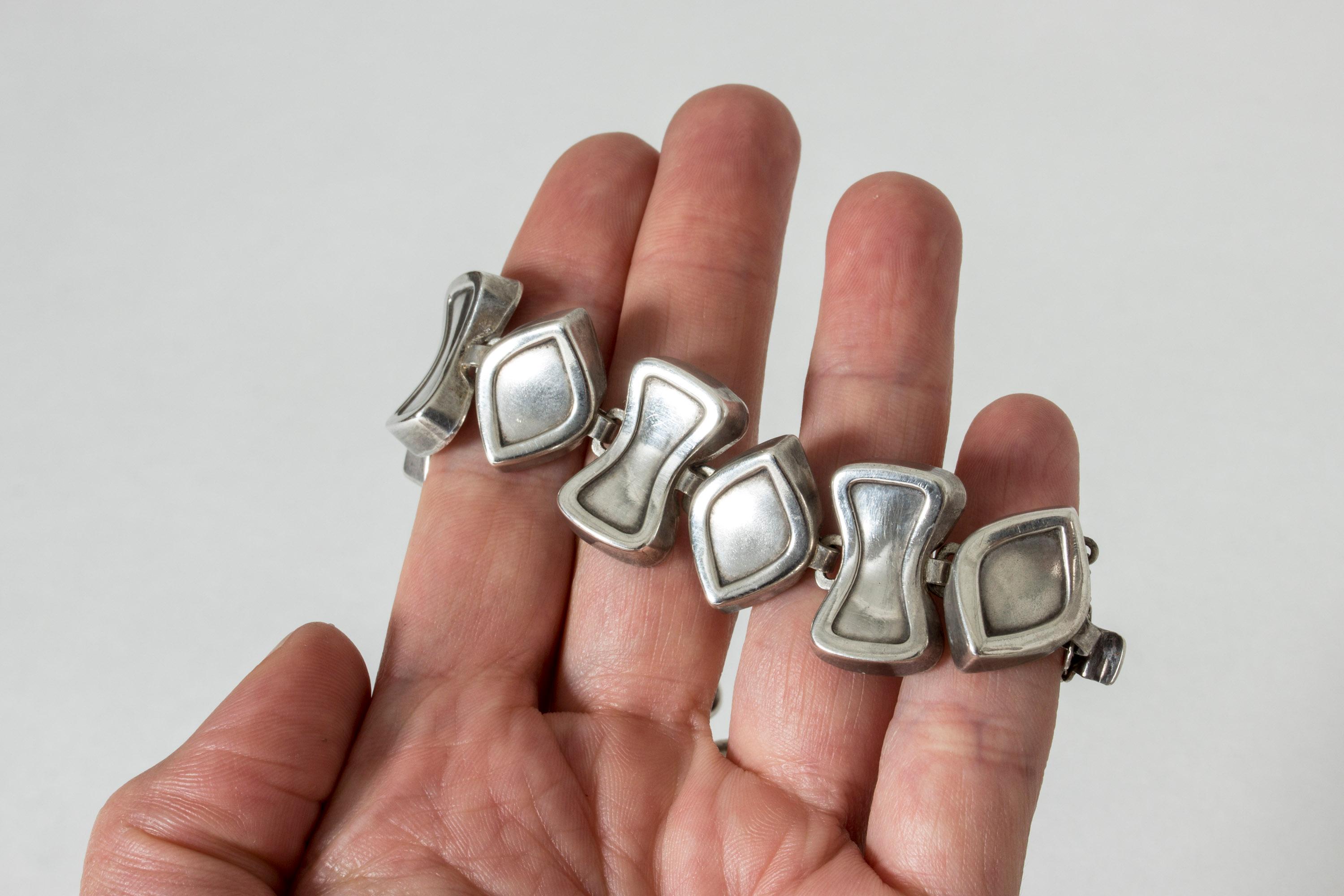 Wunderschönes Silberarmband von Atelier Borgila in einem Design aus abstrakten Formen. Verspielt und cool, angenehm zu tragen.