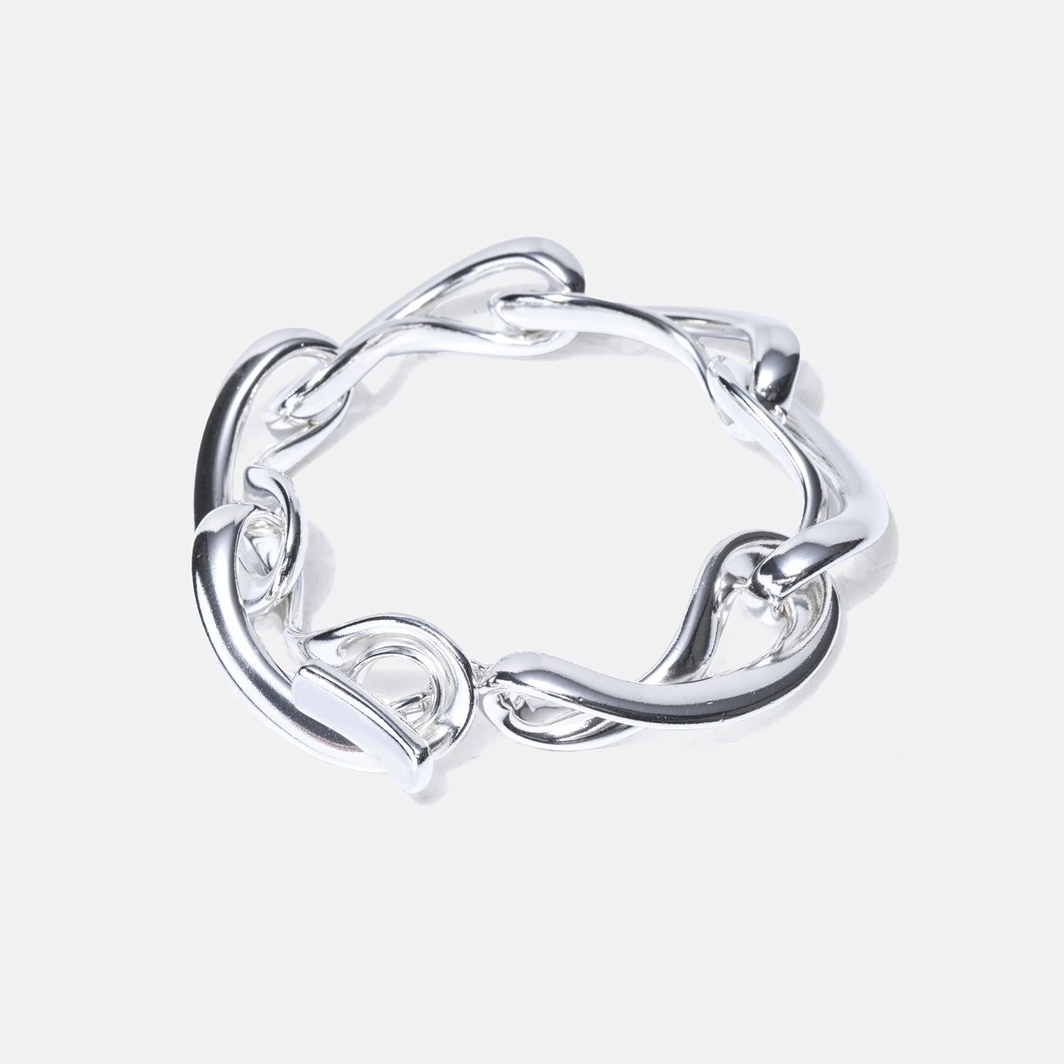 Esta pulsera de plata de ley, que forma parte de la colección Infinity, presenta eslabones de forma orgánica que se entrelazan con fluidez, creando un aspecto dinámico y elegante. Cada eslabón tiene una forma y un tamaño uniformes, lo que contribuye