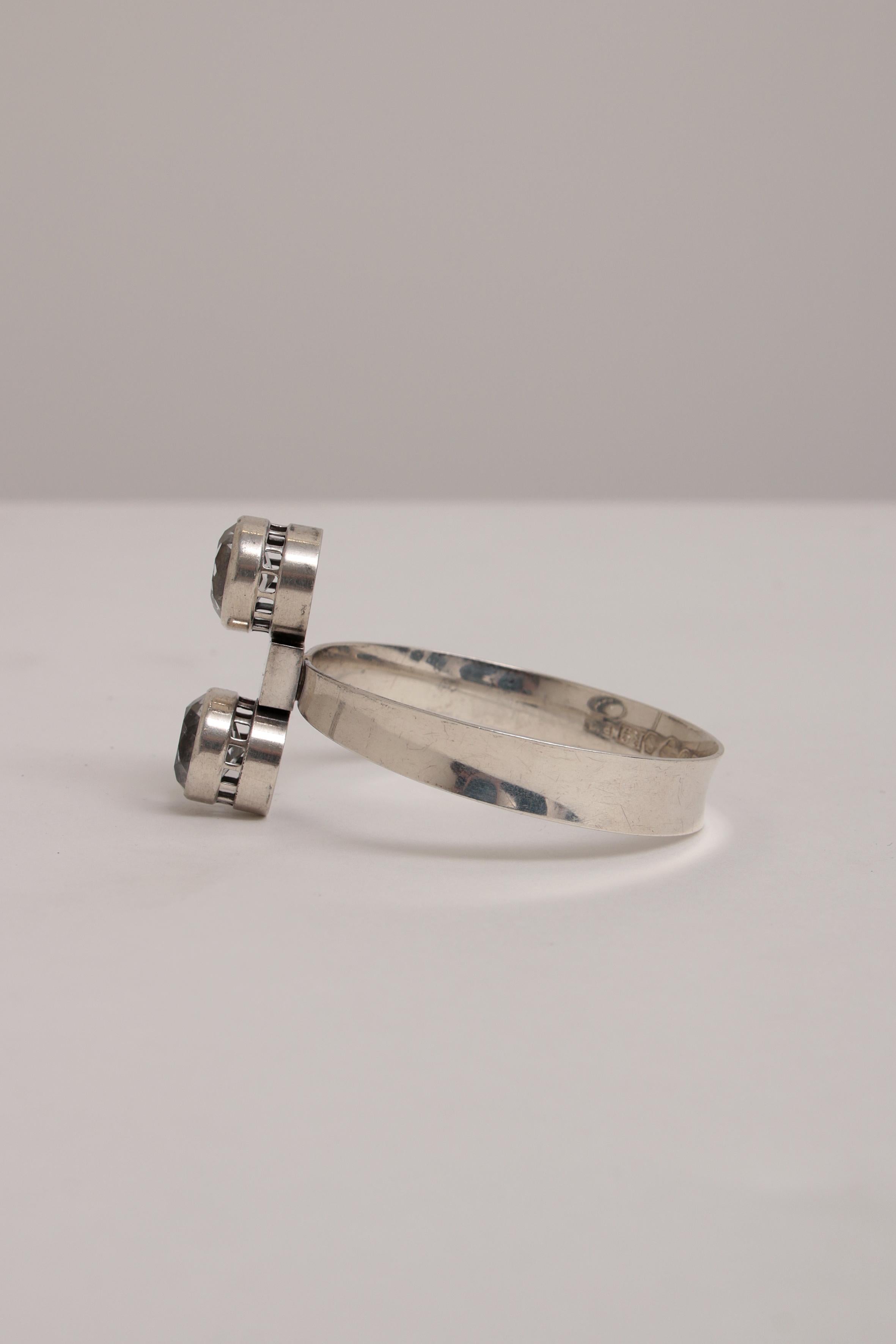 Preciosa pulsera de plata con cristal de roca tallado, fabricada por Alton, Falköping Suecia 1967 la letra del año es R9.

Preciosa pulsera de plata.
El cristal de roca queda bien plasmado en un borde de plata maciza.
El marco plateado con la