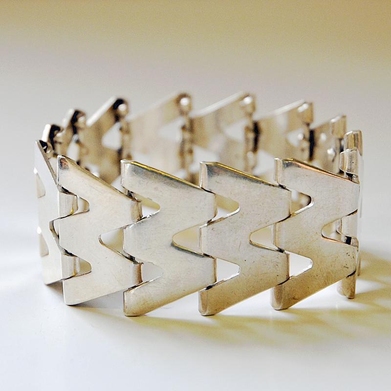 Amazing vintage silver bracelet by Haglund Studios, Sweden. Zig-zag design bracelet from 1945, Stockholm. Marked T8, S and Haglund. The bracelet represents the modernist movement of Scandinavia during post WWII.
Haglund Studios produced some of the