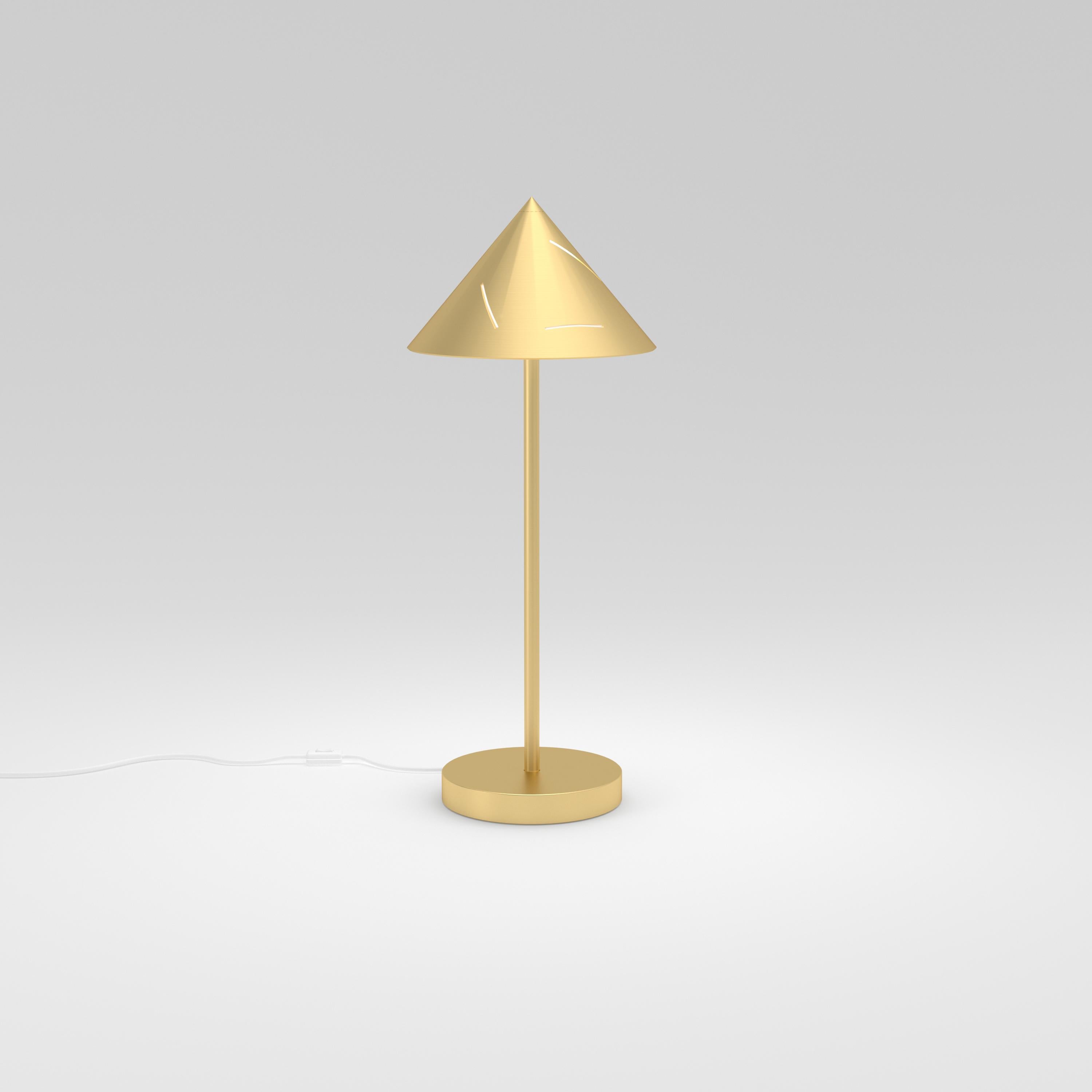 Lampe de bureau en laiton argenté d'Atelier Areti
Dimensions : D 20,5 x H 51,2 cm.
MATERIAL : Laiton brossé.

Disponible en blanc, noir, couleur ou laiton.
Disponible en version à cône haut ou à cône bas.

Toutes nos lampes peuvent être câblées en