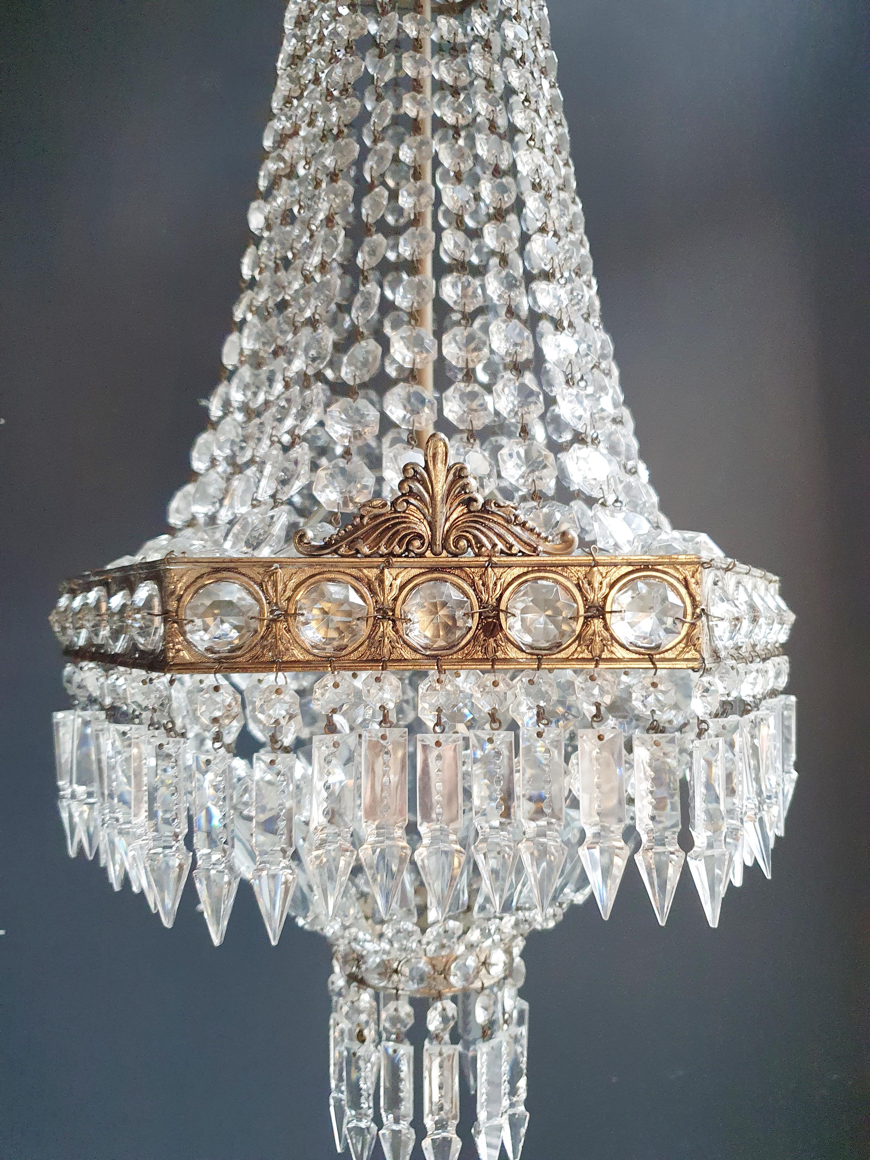 Experience Timeless Opulence with the Empire Sac a Pearl Crystal Chandelier

Indulge in the allure of the past with the Empire Sac a Pearl crystal chandelier, an exquisite blend of vintage charm and modern refinement. Lovingly restored, this