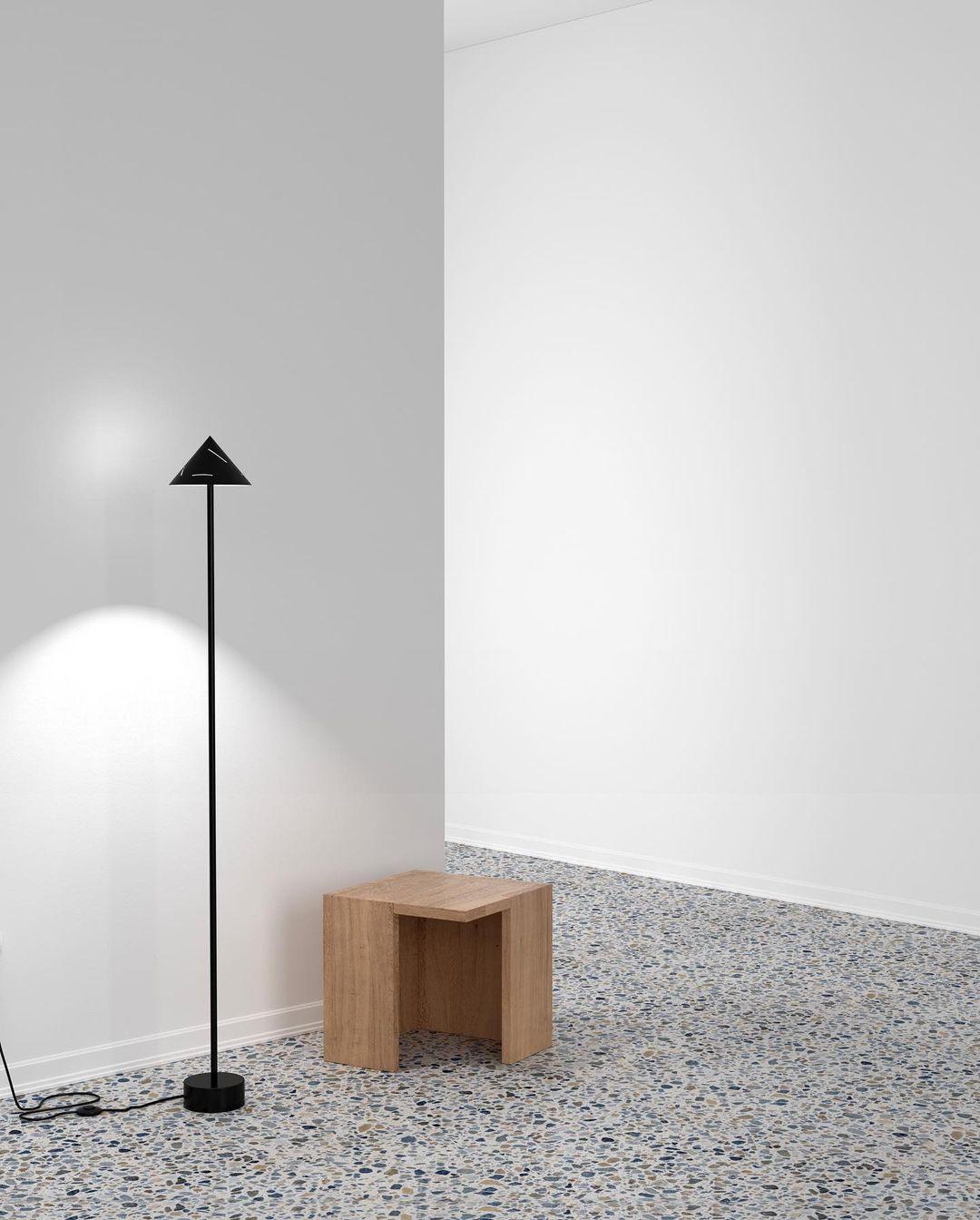 Lámpara de pie II de latón plateado de Atelier Areti en Nuevo estado para la venta en Geneve, CH