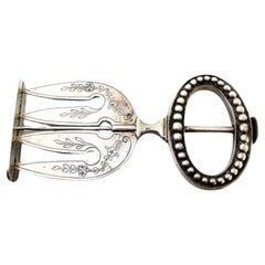 Silver bread fork with four engraved tines and pearled handle Silver bread fork with four engraved tines and pearled handle