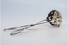 Silver bread tongs with floral motifs on both shells