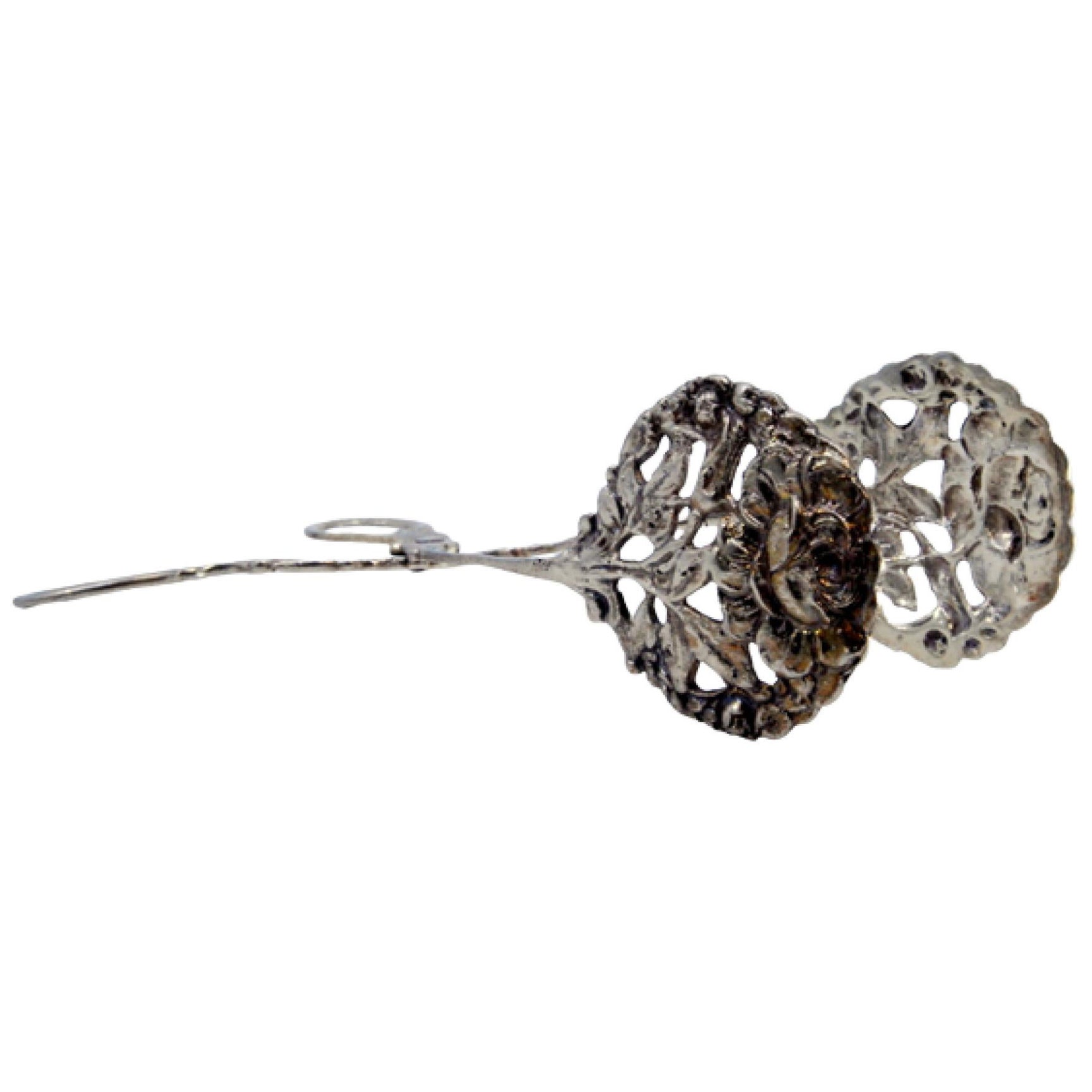 Silver bread tongs with floral motifs on both shells