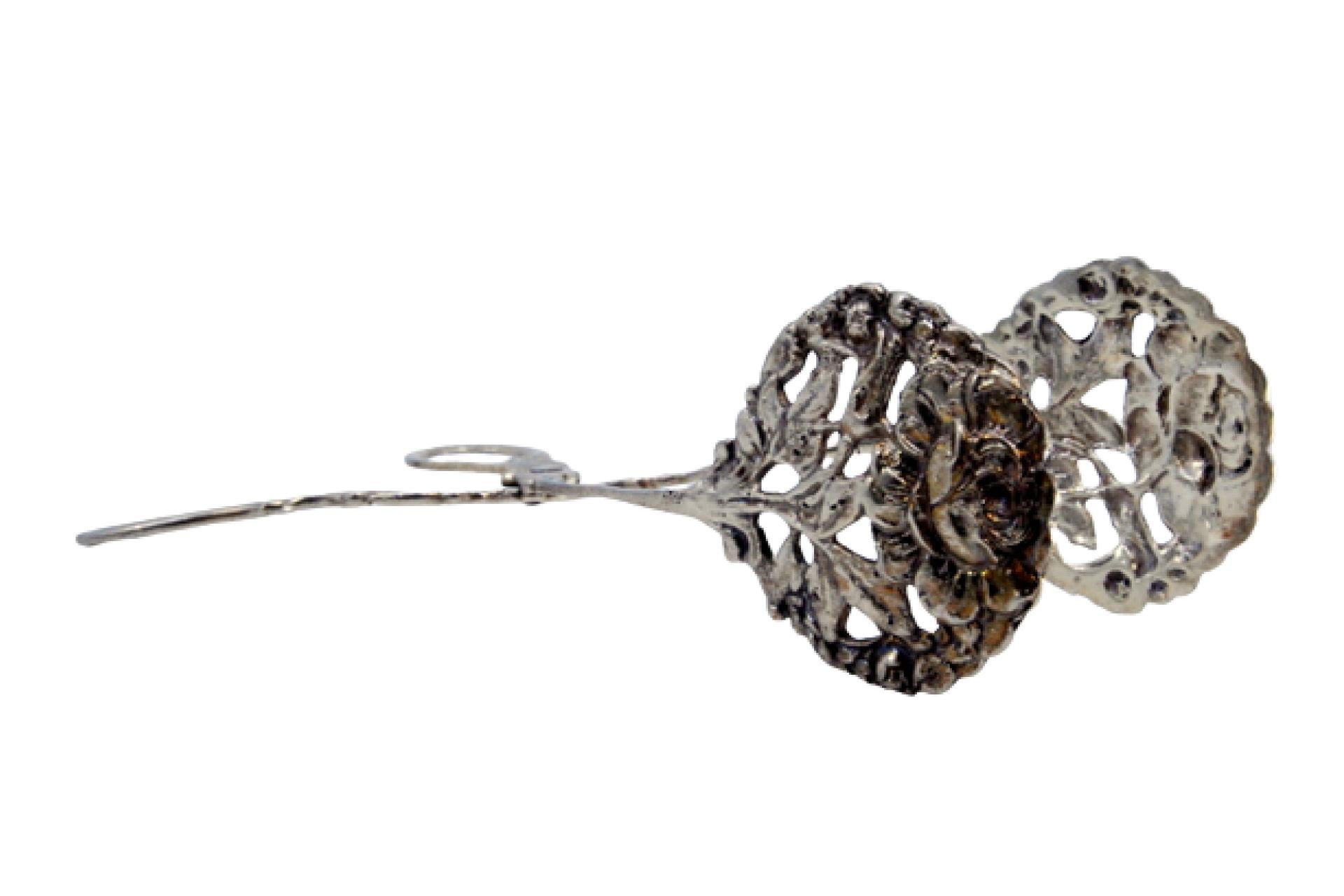 Silver bread tongs with floral motifs on both shells For Sale