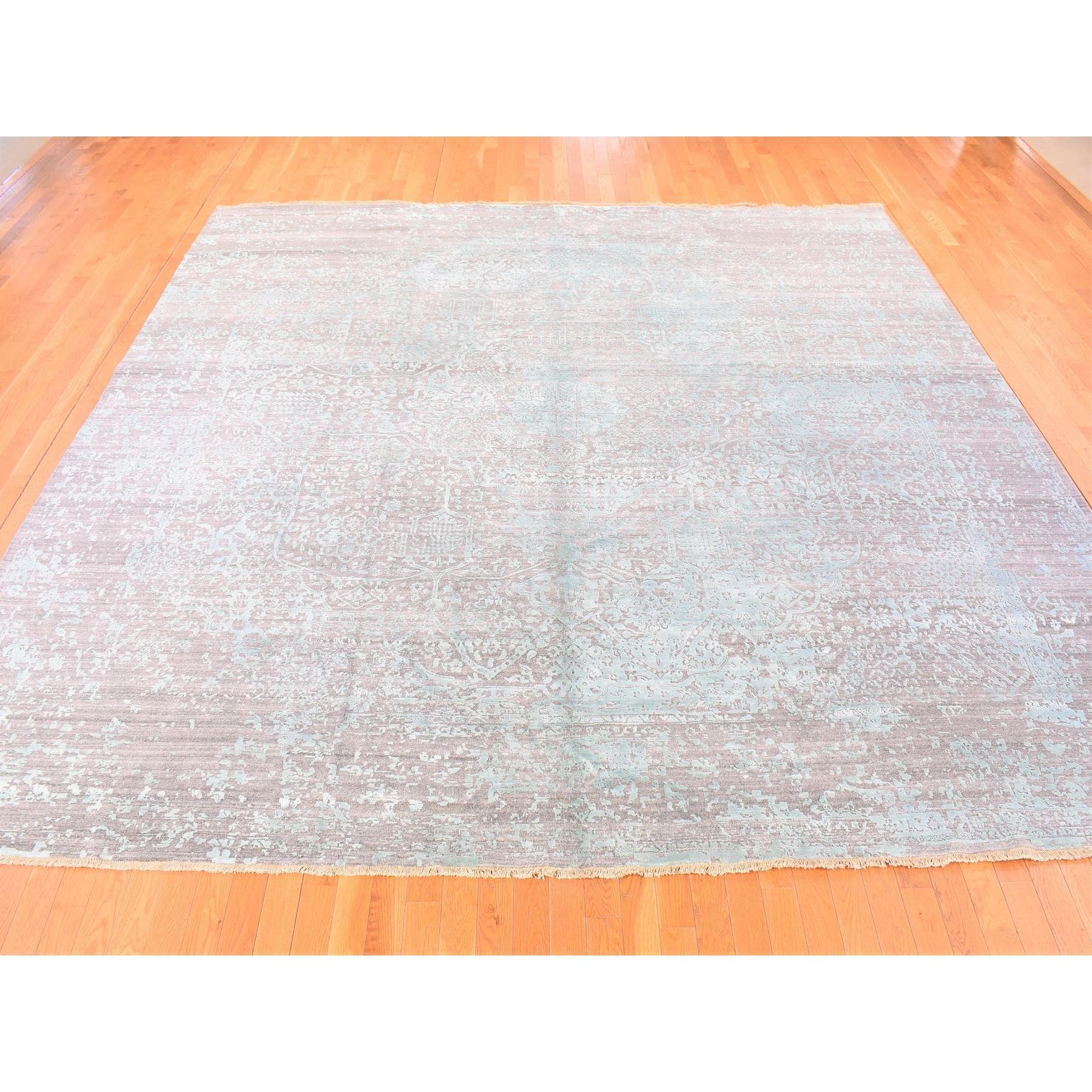 Ce fabuleux tapis noué à la main a été créé et conçu pour une résistance et une durabilité accrues. Ce tapis a été fabriqué à la main pendant des semaines selon la méthode traditionnelle qui est utilisée pour faire des
Taille exacte du tapis en