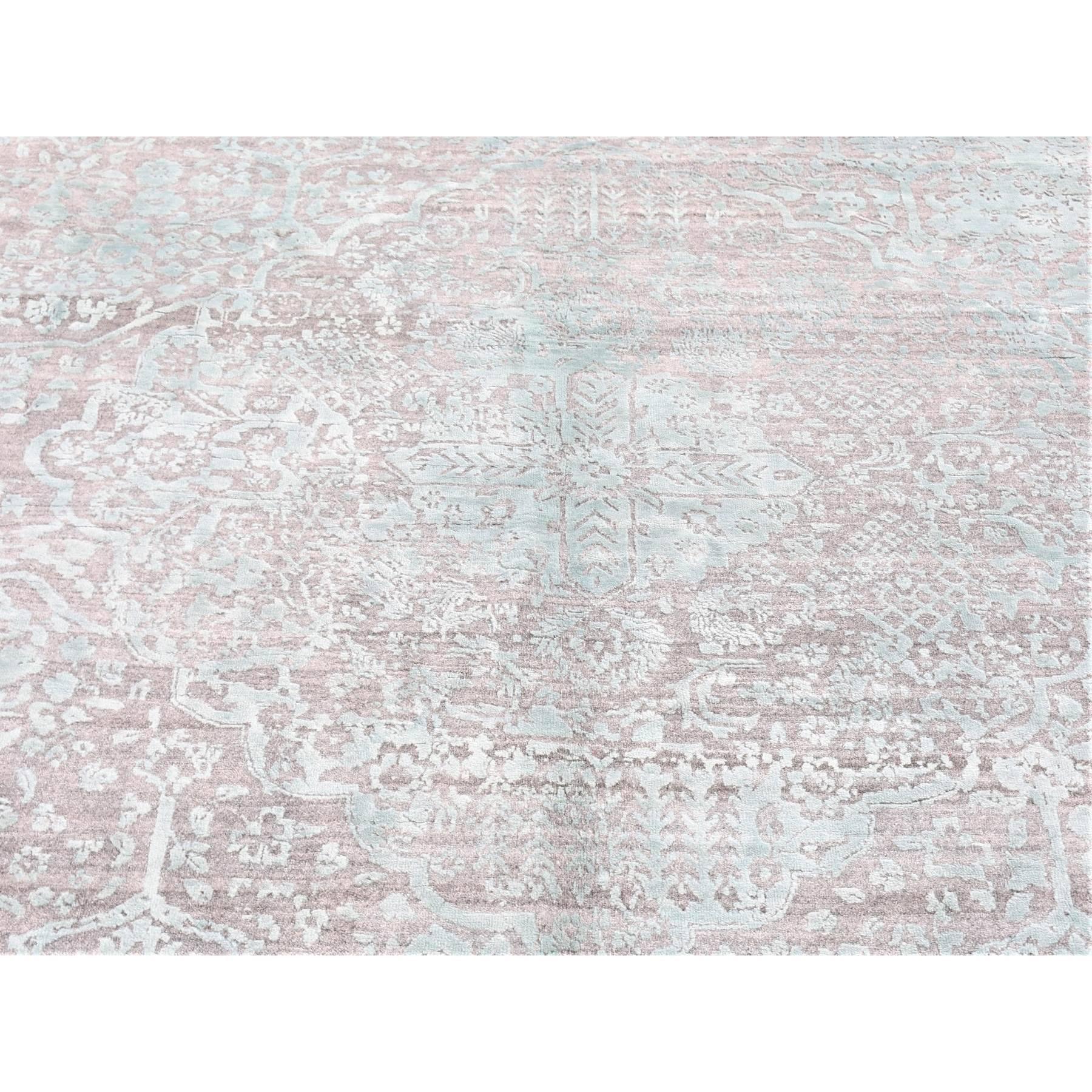 Moderne Silver Broken Persian Design Hand Knotted Wool and Silk Square Oriental Rug (tapis oriental carré en laine et soie) en vente