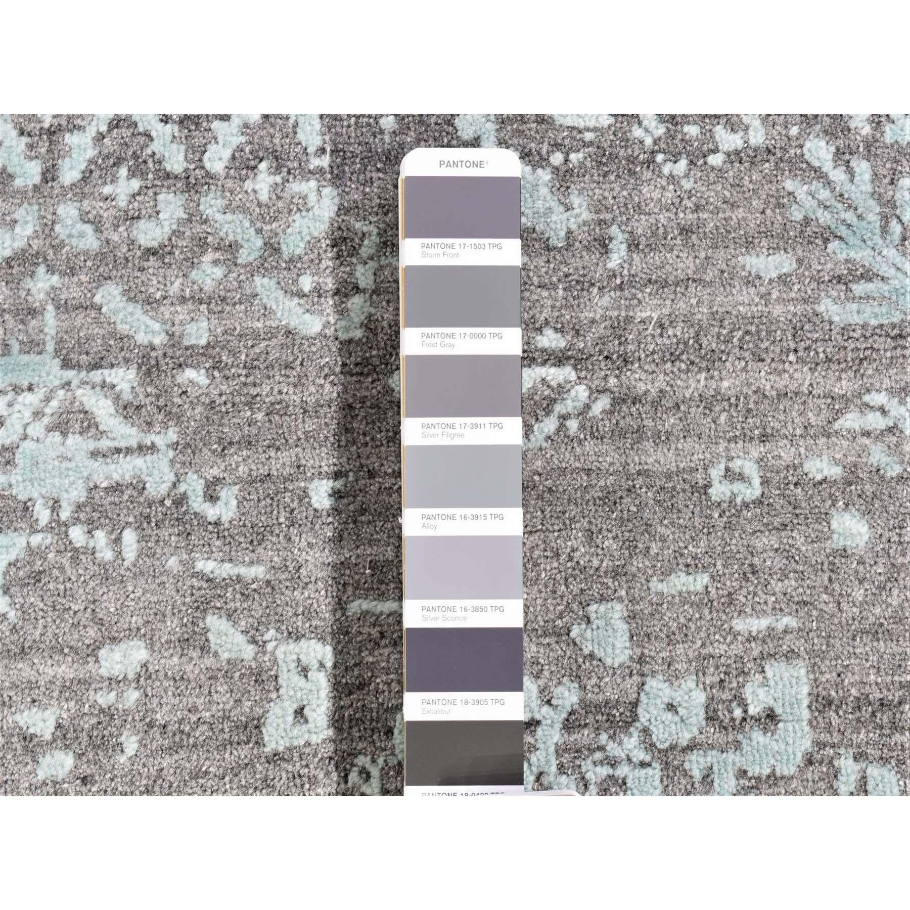 Indien Silver Broken Persian Design Hand Knotted Wool and Silk Square Oriental Rug (tapis oriental carré en laine et soie) en vente