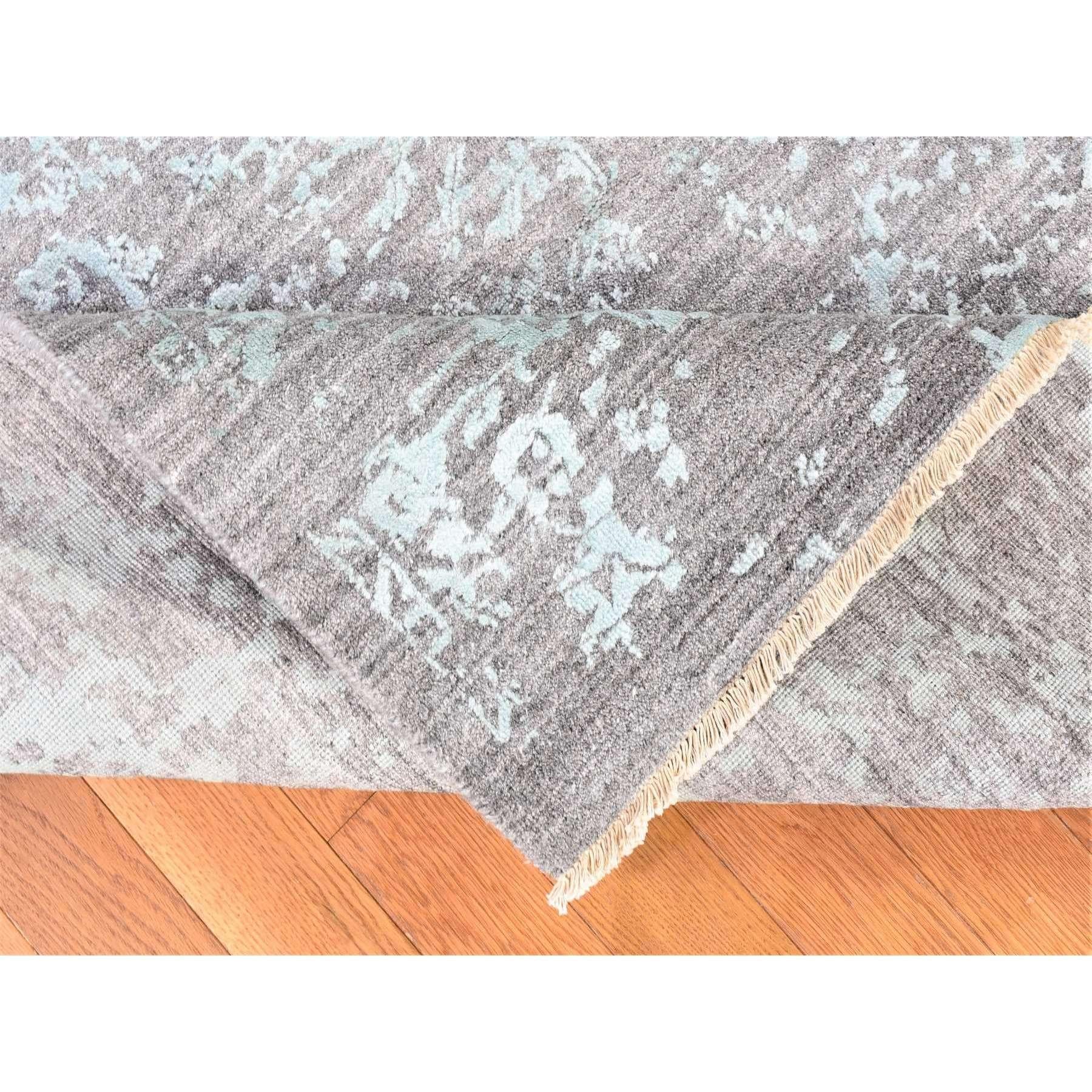 Noué à la main Silver Broken Persian Design Hand Knotted Wool and Silk Square Oriental Rug (tapis oriental carré en laine et soie) en vente